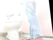 某站最新流出-水上樂園公共女廁全景偸拍多位漂亮妹子如廁噓噓 有個長腿妹子貌似月經量有點大塞著內置衛生棒來玩 720P高清原版