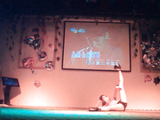 縣城小劇場拍攝到的身材非常SEX的妹子裸體艷舞表演 慢慢脫光挑逗陰毛性感小肥臀一扭一扭絕對誘惑十足 1080P高清原版