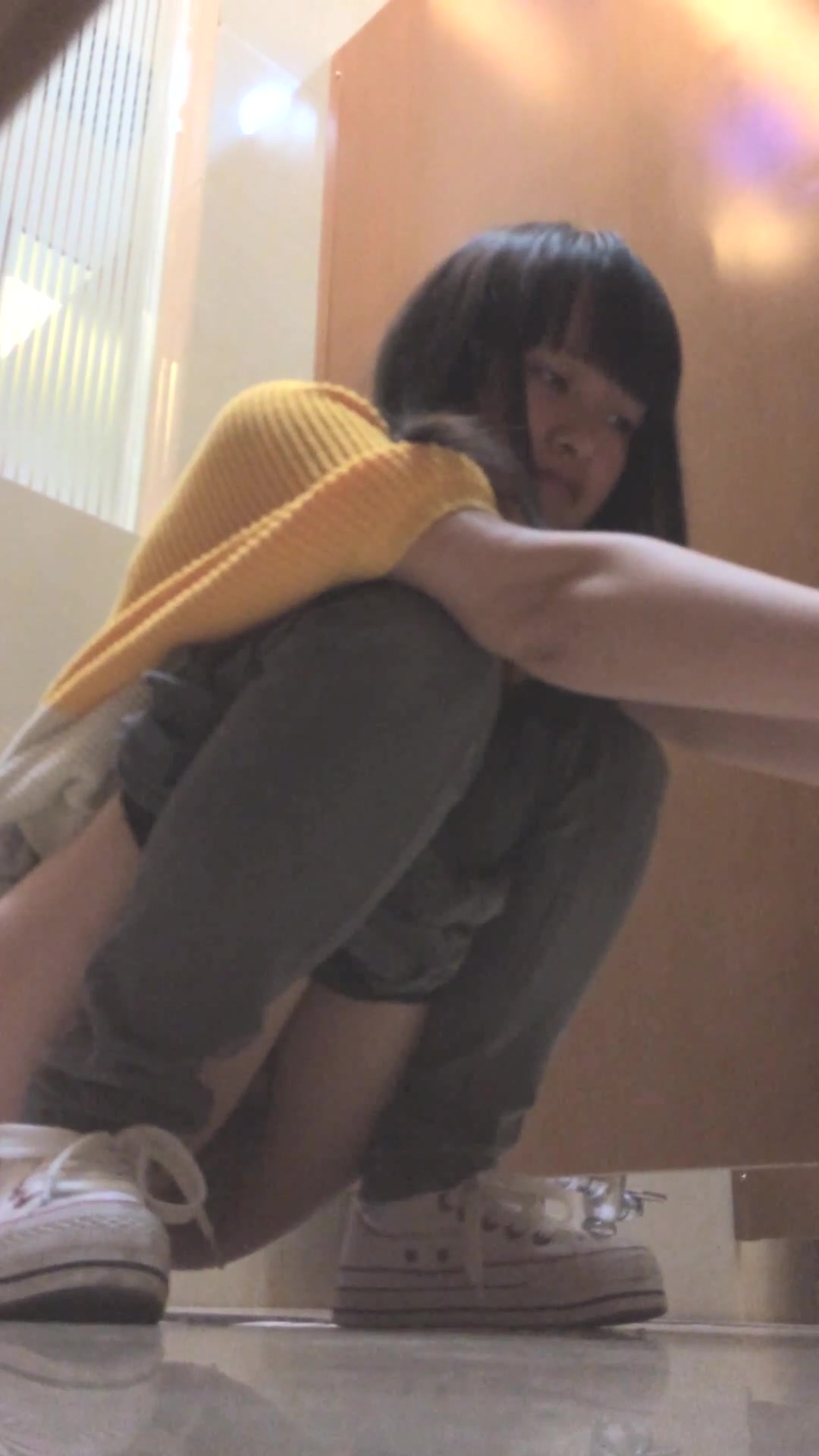 某大型商場公共衛生間全景廁拍各式美女少婦如廁 有個胸部發育不錯的妹子逼逼貌似還未開苞啊 1080P高清