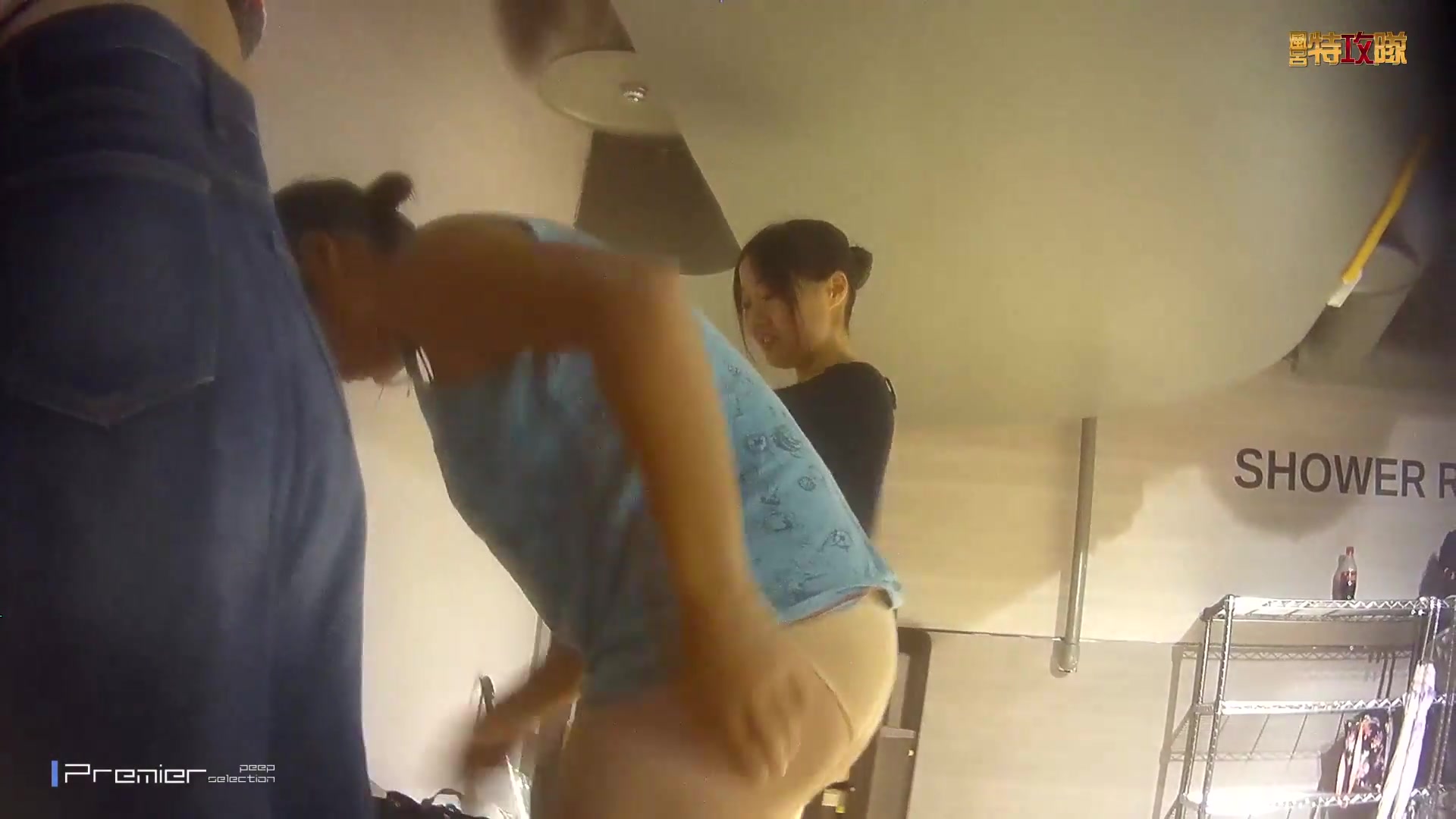 最新流出女偷拍客潛入某遊泳場更衣室近距離偷拍各式美女少婦洗澡換泳衣 雪白肌膚堅挺美乳看得讓人欲火焚身 1080P高清原版