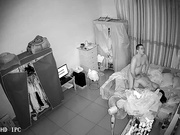 家庭網絡攝像頭黑客破解拍攝到的小夫妻啪啪過性生活 貌似做愛前沖了一杯瑪卡 有點猛啊 露臉高清