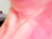 荔枝茶茶睡前发骚，全程露脸性感吊带听狼友指挥脱光光，揉奶玩逼按摩棒自慰阴蒂，道具抽插骚逼高潮冒白浆