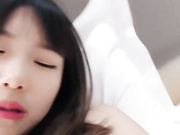 极品反差学妹，全程露脸白丝情趣，娇乳粉穴跟狼友撩骚互动听指挥，道具抽插浪叫呻吟，特写展示精彩又刺激