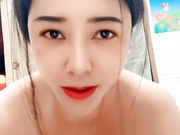 被大哥草腻的风骚人妻露脸深夜发骚诱惑狼友，自己抠逼玩弄特写展示淫水多多，给大哥口交大鸡巴淫声荡语不断