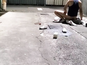 00後JK妹子醉倒在小巷子內，被路過的小哥摁在地上撩開裙子就是一頓猛操，還瘋狂口爆，簡直爽翻了！