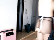 丝袜高跟露脸诱人的小嫂子用小嘴伺候大哥，吃鸡巴又舔蛋还用奶子乱蹭，深喉口交让大哥射了好多，骚逼特写