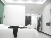 大叔酒店约炮丸子头小姐姐玩69吃鲍鱼啪啪啪