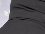 人妻的老公出差，她一个人在家看娃，我偷偷来她家，背着她儿子狂操她