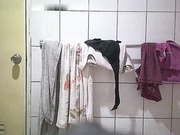 卫生间暗装针孔真实偷拍，眼镜飞机场表姐洗澡，有点小激动