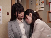 [破解]BBAN-562  酔うとキス魔に豹変する堅物上司の無限ベロキスがドスケベすぎて… 終電も忘れて快楽に没頭する相部屋レズビアンナイト 似鳥日菜 新村あかり - 1of5