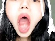 颜值不错的大奶小少妇，黑丝诱惑各种风情展示，小哥的大鸡巴已经很顶了，深喉口交无套插入，揉着奶子后入草