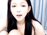 辣妹水咸新来的极品妞，高颜值好身材连体情趣网袜，全程露脸跟狼友互动撩骚听指挥，奶子比心特写大黄瓜插逼