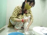 亚洲印尼女佣少妇 在工作时不小心滑倒 男主帮助在地板上被一顿猛怼高潮抽搐无套内射