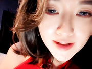 遇见小阿狸，新来的极品人妻，妩媚销魂很是诱惑，表情好骚开档丝袜漏着骚奶子勾搭狼友，跳蛋塞逼里道具抽插