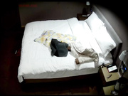 天眼偷拍 新婚小夫妻 男人把女人往床上一推就扑上去了 女人挺漂亮的 操到一半还把眼镜拿来戴上1