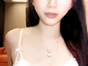 颜值很高的宝贝跟小哥激情啪啪直播全程露脸，特写展示骚穴口交大鸡巴激情上位，让小哥压在身下爆草高潮不断