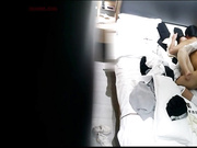 好清纯的一对小情侣 男孩给女生舔的时候 女生还自己拿手机录视频 真是年轻不懂社会险恶