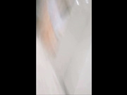 商场尾随几个时尚美女进女厕偷拍重量级胖哥在外面望风