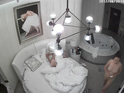 喷血推荐-主题豪华套房偷拍丰满白嫩的气质美女,性欲真旺私会小鲜肉情人时不停的索要,足足干了3次才放过小鲜肉!