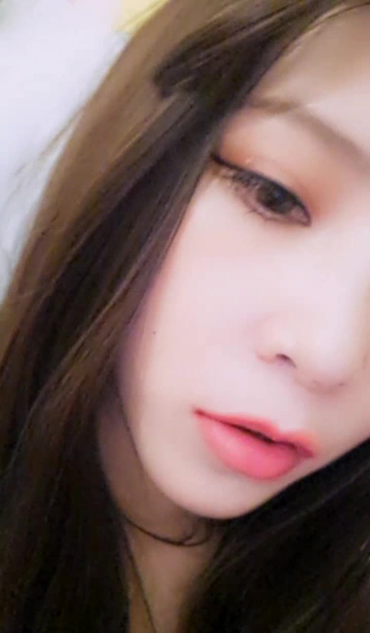 超漂亮高颜值美女主播道具插粉嫩小穴，流白浆，和网友聊天声音超萌