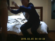 小磊子酒店爆操女神级性感漂亮的连衣裙外围女,操完一次不过瘾还想继续干,美女不愿意了赶紧穿衣服!