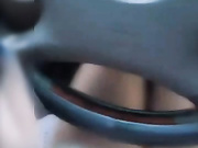 现在的观众真会玩让主播不穿内裤开着车抠逼去加油用抠完逼的淫手找加油师傅握手