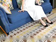 吐血推荐几个香港咸湿佬摄像师给逼逼嫩的一摸就出水的极品白虎裸模拍写真