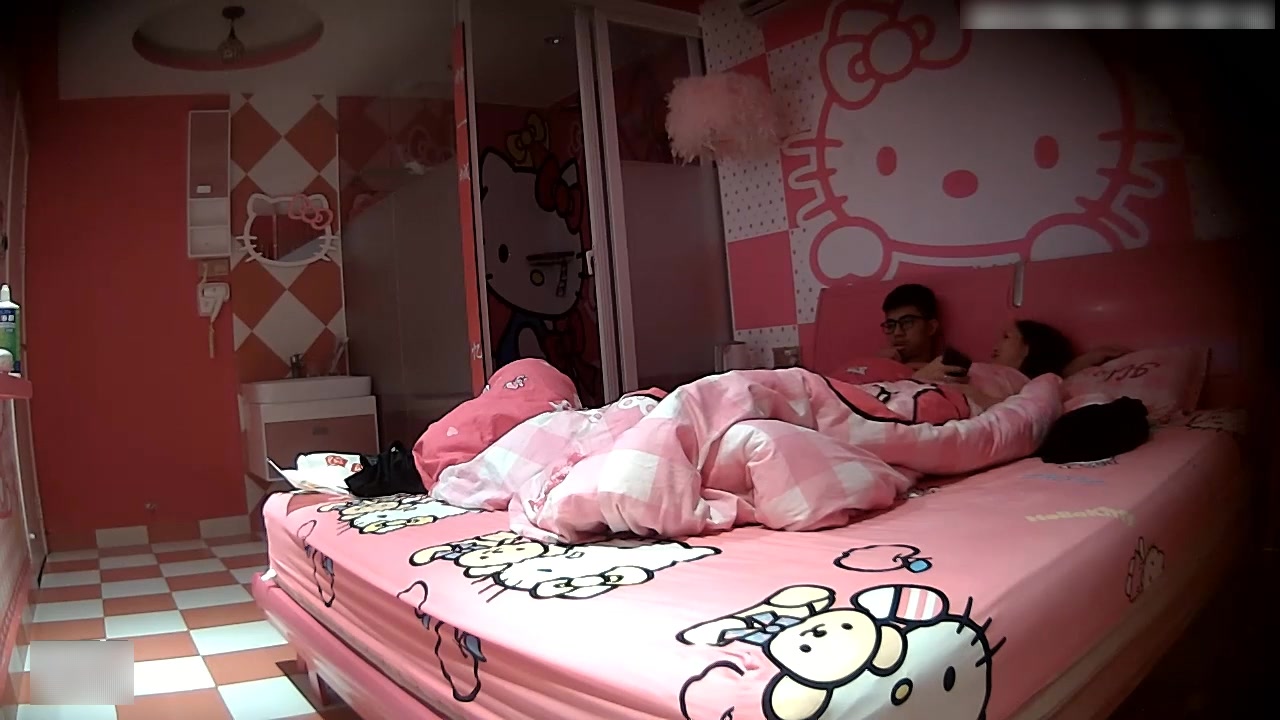 气质漂亮的180CM短裤大长腿美女性欲太旺盛进酒店房间就诱惑男友啪啪,连续操了3次,外表斯文毛毛却又黑又旺!