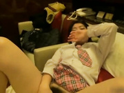 柳州大一美女岚岚酒店中午开房，衣服还没脱就叫她吃鸡巴，开始干包养女学生就是爽，老婆干腻了就去找她