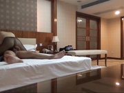 酒店爆操师范大学娇小可爱的超级大胸美女,黑丝开裆裤被操的淫叫不止,年轻就是好,美胸丰满有弹性!