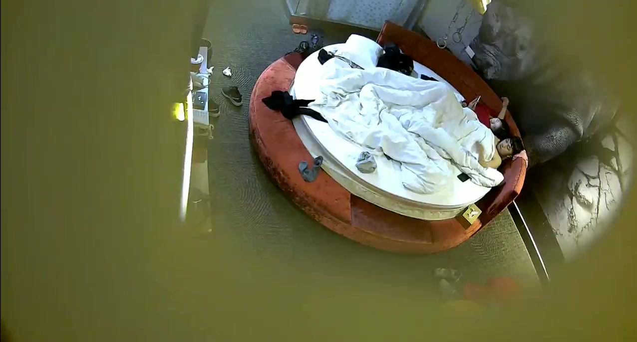 精品酒店偷拍奇芭年轻小情侣啪啪前互相给按摩一下看这女友浓密的逼毛性欲一定很强