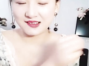 二胡培訓班老師家中果聊兼職,一首二胡版《神話》演奏的還真好聽,再表演紫薇噴水,多才多藝啊