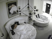 喷血推荐-豪华套房偷拍咖啡店上班的漂亮气质美女被老板带到酒店正操着时接到家里电话让去相亲,被狠操3次!