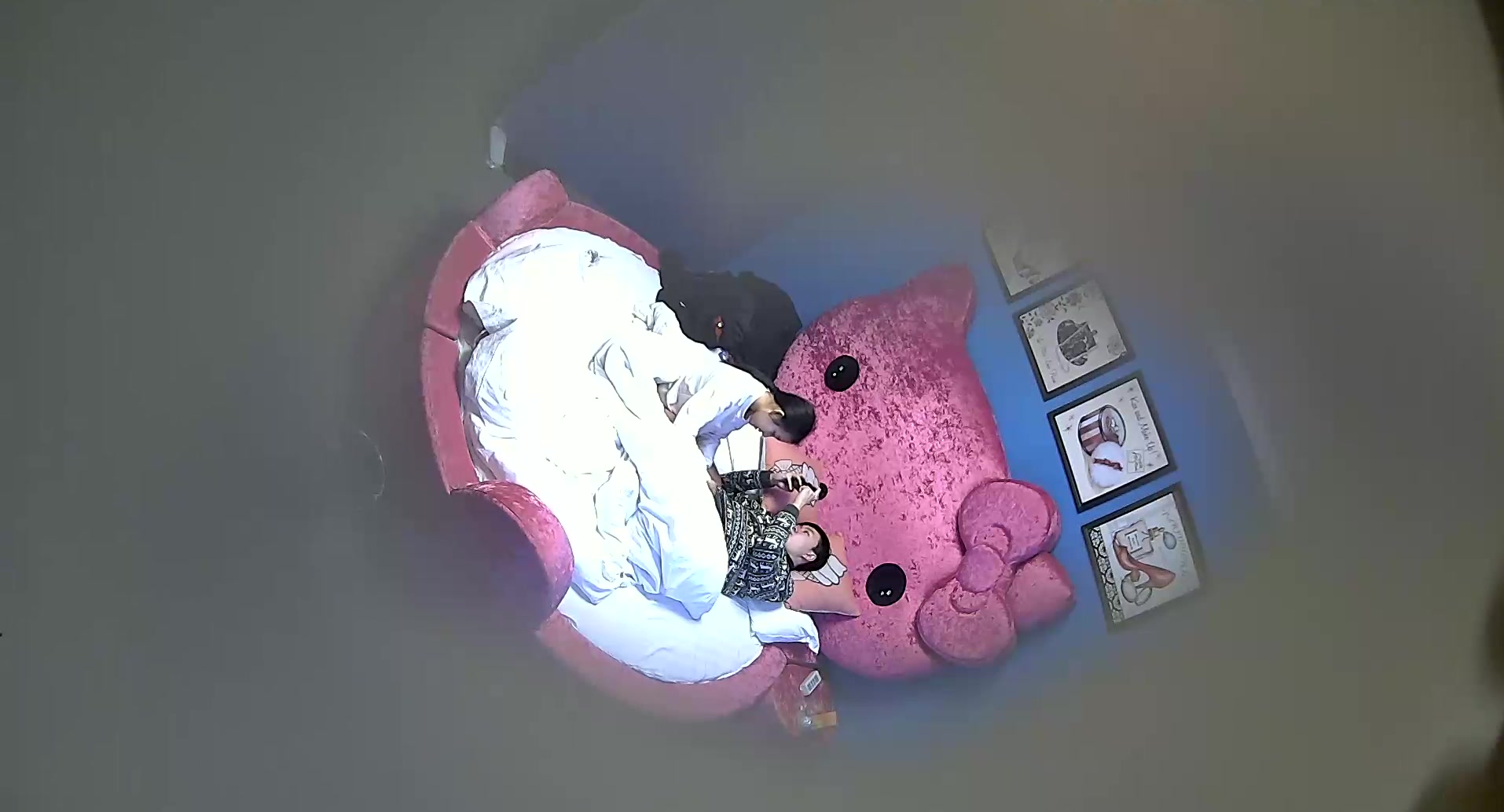 精品小旅馆情趣房偷拍懒惰的家伙女友手脚并用也没雄起饥渴女友只好脱下内裤强往上骑