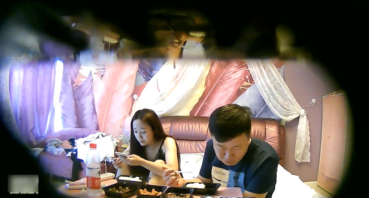 精品酒店偷拍女神级气质性感美女吃完外卖化个妆才同意和情人啪啪,鸡巴进去狠狠惩罚连操3次,边干边用手机拍摄!