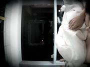 精品酒店电视偷拍长屌帅哥漂亮女友开房啪啪对镜头的表情有些怪异