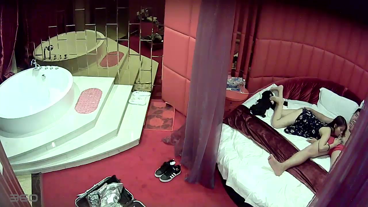 羡慕死单身狗啦情趣主题宾馆样子很挫的肥哥扛起漂亮长发小女友的双腿爆操好像无套内射妹子说老公你好厉害啊