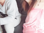 甜美性感的美女趁隔壁到她家客厅休息时偷偷坐在上面操,男的惊醒后说：要不是看你是我老婆闺蜜早就操你了!