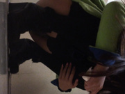 猪头厕拍系列之一个妹子不停的看着镜头，还有一个换大姨妈1080超高清原版