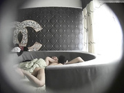 身材样貌很正点的长发美女第一次微信约炮就碰到位能力很强的猛男,刚干的高潮大叫还没等休息过来又被接着操