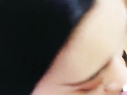 样貌很不错的漂亮美女在家太寂寞留外卖小哥一起吃饭啪啪说：要不要来后入式,这个姿势最爽了,不要射里面!