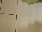 屌丝狼友刷礼物让主播潜入大学校园女厕偷拍女生嘘嘘这个要是被人发现要被打个半死