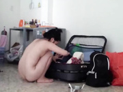 同居女友洗完澡出来找衣服穿趁她不注意用手机偷偷拍下