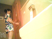 KTV漂亮收银小姐真有个性 骑在坐便器上露逼嘘嘘