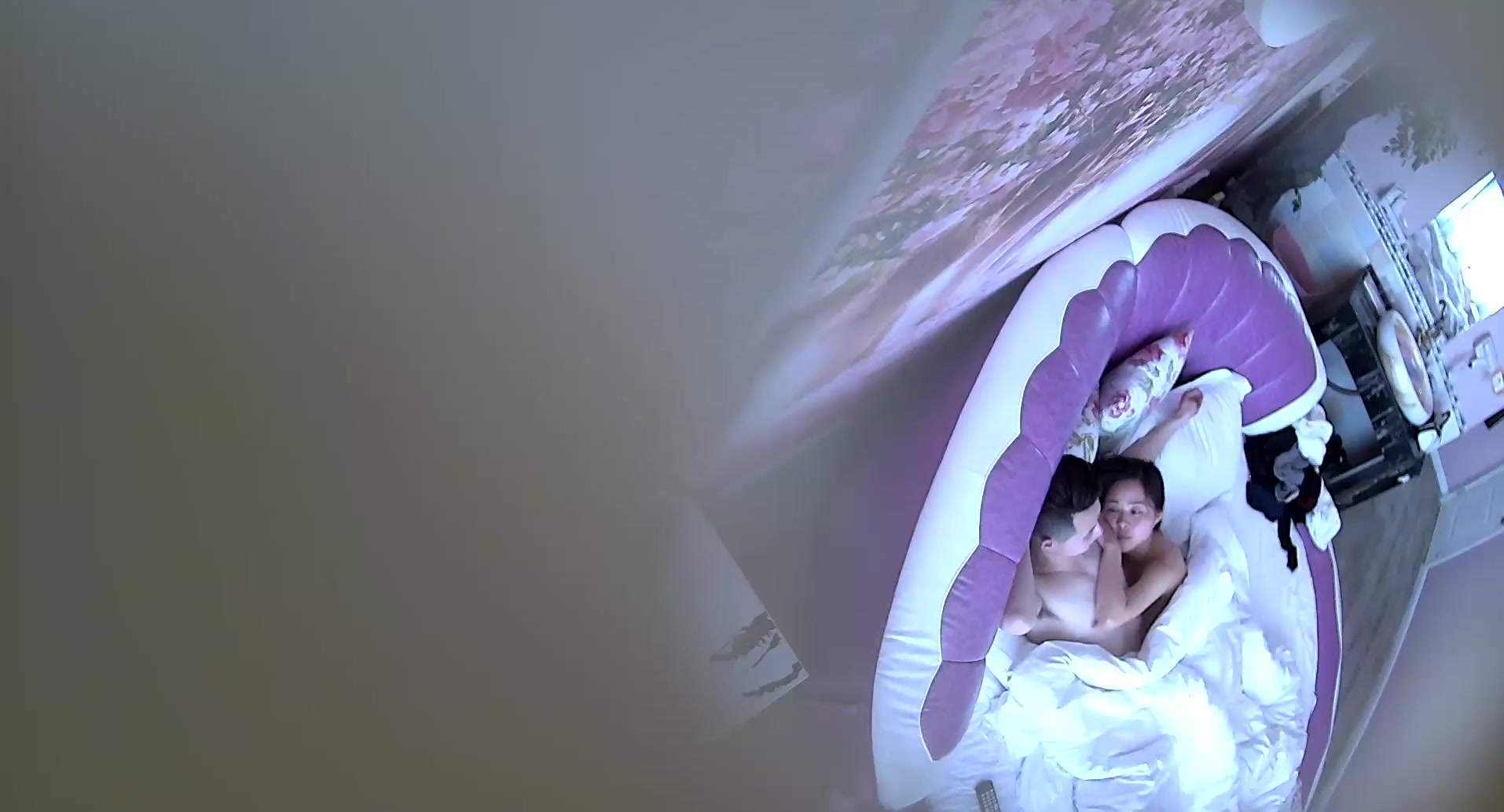 温馨钟点房喝着红牛的小青年与电话多业务有点忙的销售姐姐啪啪啪主动吃J8搞硬女上表情享受还说用力