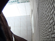 中午午休单位写字楼女厕偷窥妹子嘘嘘,财务姐姐一边打电话一边尿电话内容听的一清二楚