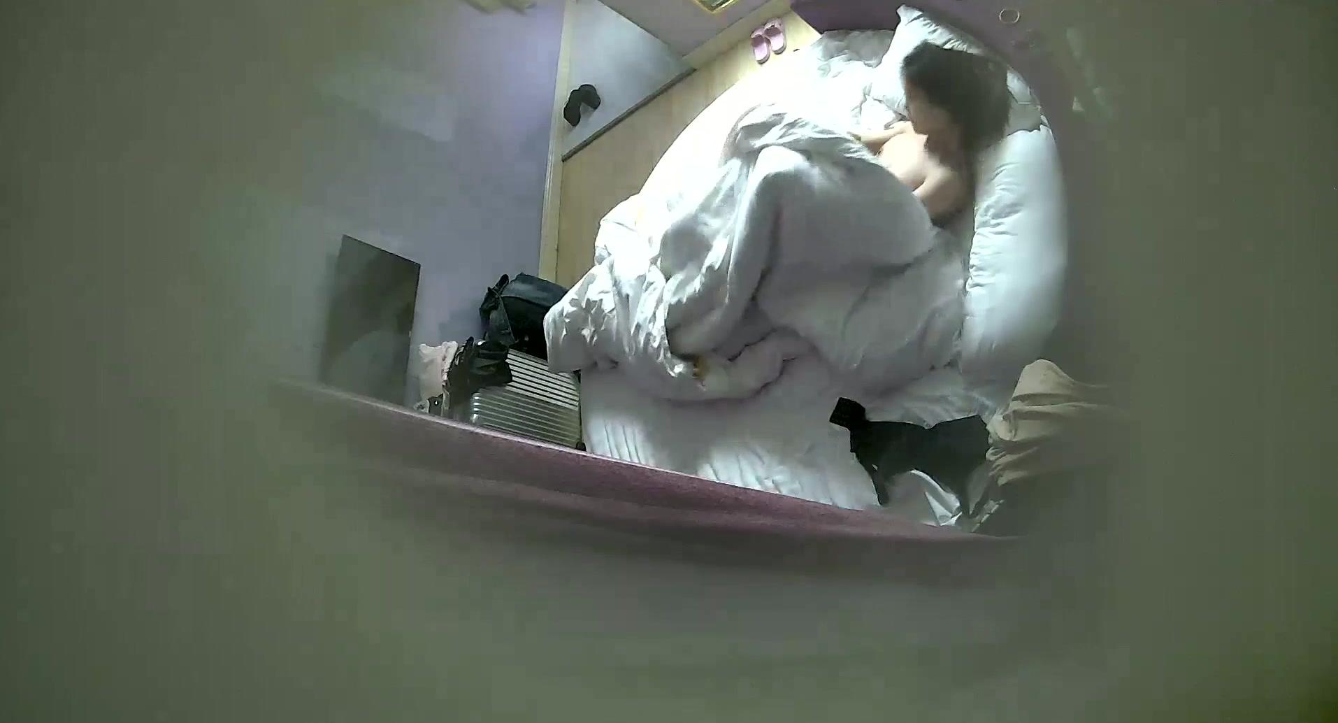 小旅馆有趣情侣妹子坚守最后防线把贞操留到婚夜这男的下面硬得不行把妹子裤都脱了也没敢干