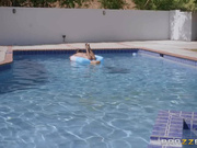 泳池里大屌操淫妇