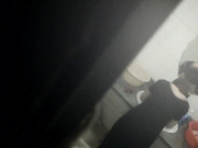 晚上无聊躲在出租屋窗外偷窥几个合租房的白领姐姐洗澡