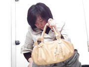 商场排队厕拍系列9 看起来很富有的阿姨穿着性感丝袜下面看着很干净